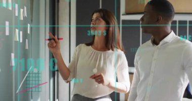 Finansal verileri, bar ve çizgi grafik animasyonları olan iş adamlarını analiz ediyorum. finans, analiz, grafikler, takım çalışması, sunum
