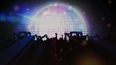 Disko topunun altında renkli ışık animasyonlarıyla dans eden siluetli kalabalık. Parti, kutlama, gece hayatı, siluetler, müzik, eğlence