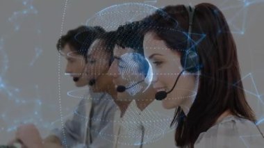 Kulaklık takan müşteri hizmetleri temsilcileri, yukarıda da küresel ağ bağlantıları var. Çağrı merkezi, müşteri desteği, takım çalışması, teknoloji, bağlantı, uzaktan çalışma