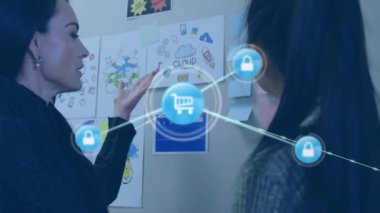 Ağ güvenliği ve online alışveriş animasyonu ofiste tartışan insanlar üzerine. Siber güvenlik, ekommerce, takım çalışması, teknoloji, işbirliği, iş dünyası