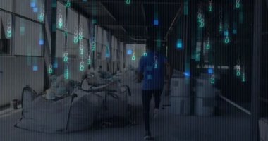 Endüstriyel çalışma alanında yürüyen, ikili kod animasyonu olan kişi. Teknoloji, yenilik, endüstri, dijital, kodlama, fütüristik