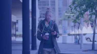 Akıllı telefon kullanmak ve kahve içmek, şehir manzarası üzerinde veri analizi animasyonu olan biri. Teknoloji, dijital, iş, şehir, iletişim, yenilik