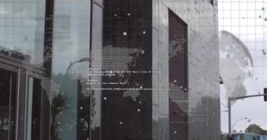 Modern cam bina dış yüzeyinde dünya haritası ve veri işleme animasyonu. Teknoloji, fütüristik, yenilik, mimari, iş dünyası, analitik