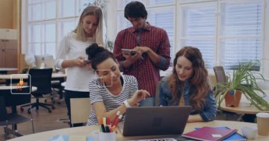 Veri analizi ve üretkenlik simgelerinin ofiste çalışan farklı kişiler üzerinde canlandırılması. İş, takım çalışması, işbirliği, teknoloji, çalışma alanı, çeşitlilik