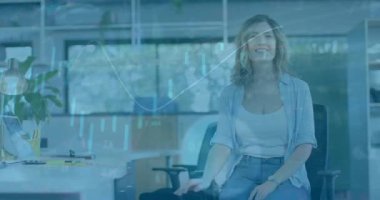 Finansal veri animasyonu işleniyor, çeşitli iş adamları ofiste işbirliği yapıyor. takım çalışması, işbirliği, finans, yönetim, şirket, analiz