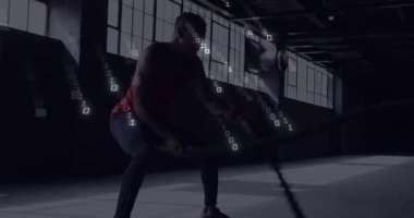 Spor salonunda egzersiz, arka planda ikili kod animasyonu olan biri. Fitness, teknoloji, yenilik, egzersiz, dijital, egzersiz