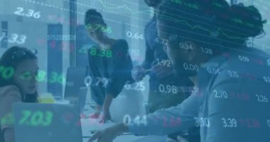 Borsa verileri ve finansal grafikler çeşitli iş adamları üzerinde çalışıyor. Finans, takım çalışması, analitik, ekonomi, şirket, analiz