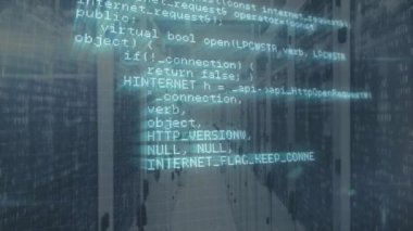 Teknoloji ortamındaki veri sunucuları üzerinden bilgisayar kodları canlandırılıyor. kodlama, programlama, animasyon, dijital, ağ, yenilik