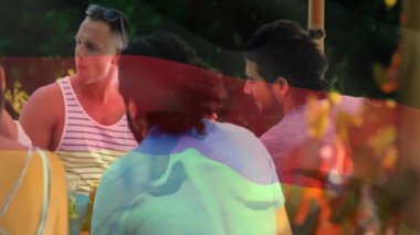 Bir grup arkadaş, Almanya bayrağı animasyonuyla dışarıda sosyalleşiyorlar. lgbtq, topluluk, kutlama, çeşitlilik, gurur