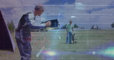 Parkta köpek eğiten insanların mali verileri ve kodlama animasyonları. Teknoloji, finans, açık hava, aktivite, yenilik