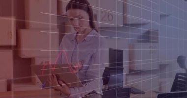 Ofiste pano tutan iş kadınının finansal veri animasyonunu analiz ediyorum. Analizler, finans, kurumsal, profesyonel, teknoloji ve raporlama