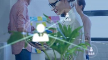 Ofiste bitkilerle çalışan iş adamlarının bağlantıları. Ağ, teknoloji, işbirliği, takım çalışması, şirket