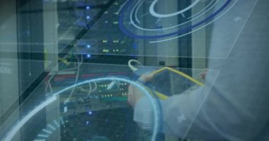 Sunucu odasındaki kabloları bağlamak, teknik ekipmanların üzerindeki veri işleme animasyonunu yapmak. Teknoloji, ağ oluşturma, altyapı, veri merkezi, bilişim, siber güvenlik