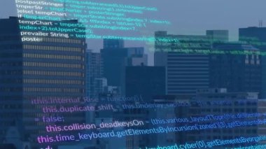 Arka planda ofis binaları olan şehir manzarası üzerinde bilgisayar kodları canlandırılıyor. Teknoloji, kodlama, programlama, şehir, yenilik, gelecek