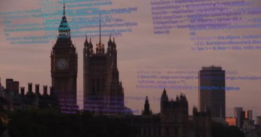 Londra 'daki Big Ben ve Parlamento Binaları üzerinde bilgisayar kodu animasyonu. Teknoloji, şehir manzarası, dijital, gelecekçi