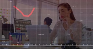 Ofiste dizüstü bilgisayarda çalışan bir iş kadını hakkında finansal veri grafiği animasyonu. finans, veri analizi, teknoloji, şirket, üretkenlik, analitik