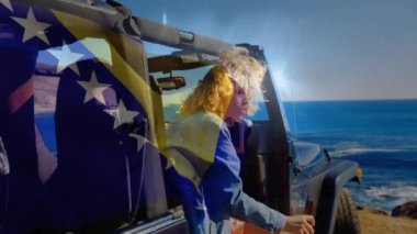 Bosna ve Herzegovina bayrağı, okyanus kenarında güneşli bir günün tadını çıkaran kadın üzerine kurulmuş. Vatanseverlik, bağımsızlık, özgürlük, sahil, yaz, eğlence