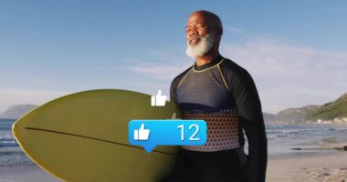 Sahilde sörf tahtası tutan, sosyal medyayla çevrili bir adam animasyon sever. Sörf, rahatlama, coşku, yaşam tarzı, eğlence, trend