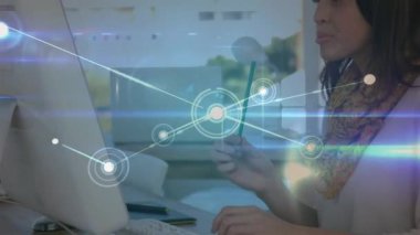 Ofisteki çeşitli insanlar üzerinde bağlantılar ve veri işleme animasyonu ağı. Teknoloji, ağ, bağlantı, iletişim, iş, çeşitlilik