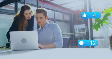 Ofiste dizüstü bilgisayarda çalışmak, iş adamları sosyal medya bildirimleri animasyonlarını görmek. teknoloji, profesyonel