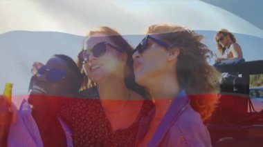 Arkadaşlar gülümsüyor ve ellerinde içkiler, plaj arka planında Rus bayrağı animasyonu. parti, kutlama, eğlence, tatil, tropik