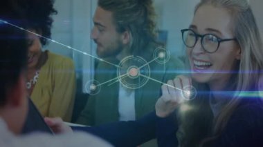 Ağ bağlantıları ve veriler, ofiste işbirliği yapan insanlar üzerinde bir animasyon olduğunu gösteriyor. İşbirliği, takım çalışması, teknoloji, yenilik, iş dünyası, bağlantı
