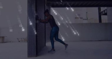 Duvara karşı egzersiz, ikili kod animasyonu olan kişi. Fitness, teknoloji, dijital, egzersiz, veri, siber