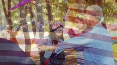 Açık havada kutlama yapan insanlar için Amerikan bayrağı animasyonu. İçki ve dekorasyonla. Kutlama, vatanseverlik, Bağımsızlık Günü, açık hava partisi, tatil, toplanma
