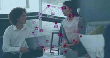 Bilgisayarlarda çalışan iş adamları üzerinde dijital simgeler ve bağlantılar. Teknoloji, takım çalışması, işbirliği, ağ oluşturma, yenilik, bağlantı