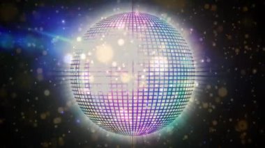 Parlak ışık animasyonuyla dönen disko topu, canlı parti atmosferi yaratıyor. gece hayatı, kutlama, dans, müzik, şenlik, eğlence