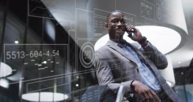 Ofiste veri işleme animasyonu yapan bir iş adamı olarak akıllı telefondan konuşuyorum. teknoloji, iletişim, kurumsal, analiz, dijital, animasyon