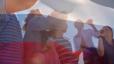 İçkinin tadını çıkarmak, Rus bayrağı animasyonunu kutlayan bir grup arkadaş. Kutlama, dostluk, içki, parti, bayram, milliyet