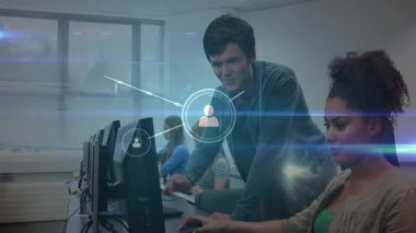 Ofisteki bilgisayarlarda çalışan çeşitli insanlar üzerinde ağ bağlantıları. Teknoloji, iletişim, takım çalışması, dijital, bağlantı, ağ