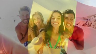 Arkadaşlar plaj gününün tadını çıkarıyor, gülümsüyor ve Belçika bayrağı animasyonunda selfie için poz veriyorlar. yaz, eğlence, tatil, mutluluk