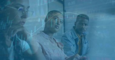 Toplantıdaki çeşitli iş adamları üzerindeki veri eğilimlerinin analizi. takım çalışması, veri analizi, istatistik, işbirliği, şirket, strateji