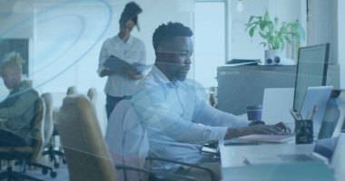 Teknoloji, bilgiye ulaşmayı ve iş arkadaşlarıyla iletişim kurmayı kolaylaştırarak iş ve finansmanı basitleştiriyor. Bu da karar vermeyi ve mali işleri yürütmeyi kolaylaştırıyor.. 