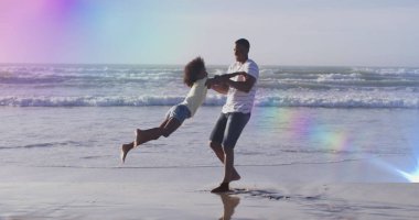 Sahilde kızı olan Afrikalı Amerikalı bir babanın üzerindeki ışık lekeleri. Tatiller, boş zaman ve dijital arayüz kavramı dijital olarak oluşturulmuş görüntü.