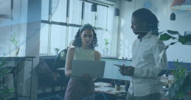 Ofisteki çeşitli iş adamlarının veri işleme görüntüsü. Küresel iş ve dijital arayüz kavramı dijital olarak oluşturulmuş görüntü.