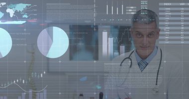 Kafkasyalı doktor üzerinden finansal veri işleme görüntüsü. Küresel tıp, teknoloji, veri işleme ve dijital arayüz kavramı dijital olarak oluşturuldu.