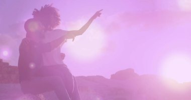 Birbirleriyle kucaklaşan farklı çiftlerin görüntüsü. Boş zaman ve dijital arayüz kavramı dijital olarak oluşturuldu.