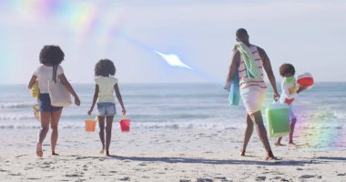 Sahildeki Afro-Amerikan ailesinin üzerindeki ışık izleri. Yaşam tarzı ve boş zaman konsepti dijital olarak oluşturulmuş görüntü.