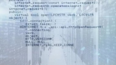Koridorda yürürken, bilgisayar kodlu animasyonları olan insanlar. Teknoloji, kodlama, takım çalışması, ofis, programlama, iş