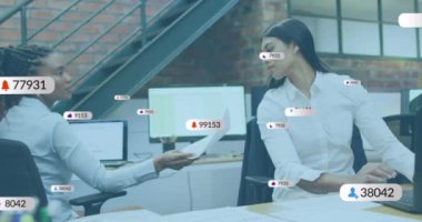 Belgeleri değiş tokuş etmek, sosyal medya bildirimli iş kadınları. takım çalışması, iletişim, işbirliği