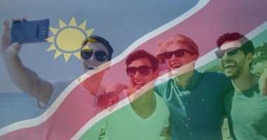 Bir grup arkadaş selfie çekiyorlar, Namibya bayrağını çekiyorlar. seyahat, macera, turizm, keşif, birlikte