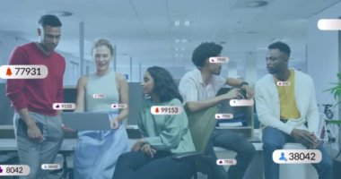 Modern ofisteki çeşitli iş arkadaşlarıyla ilgili sosyal medya bilgilendirmeleri. İş yeri, teknoloji, ağ, iletişim, işbirliği, dijital