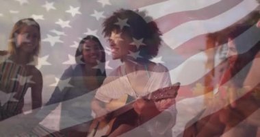 Çeşitli arkadaş gruplarının gitar çalması ve gülümsemesi üzerine Amerikan bayrağı animasyonu. Vatanseverlik, kutlama, çeşitlilik, arkadaşlık, müzik, mutluluk
