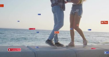 Okyanusun kıyısında, sosyal medya düğmeleriyle çevrili bir çift animasyon. Teknoloji, internet, bağlantı, dijital, etkileşim, iletişim