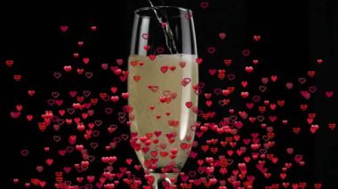 Kırmızı kalp animasyonunun üzerinde köpükler uçuşan şampanya bardağı. Kutlama, romantizm, aşk, festival, zarafet, yıldönümü