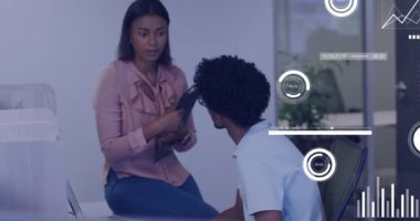 İş analitiği animasyonu, iş arkadaşlarının modern ofiste verileri tartışması üzerine. takım çalışması, işbirliği, tartışma, strateji, teknoloji