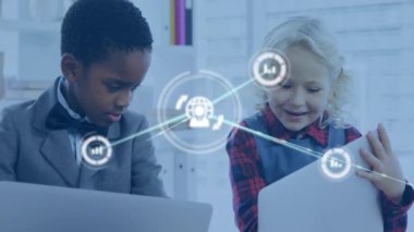 Dizüstü bilgisayar kullanarak, okuldaki çocukların ağ bağlantıları ve veri işleme animasyonları ile. Teknoloji, eğitim, öğrenme, dijital, öğrenciler, sınıf